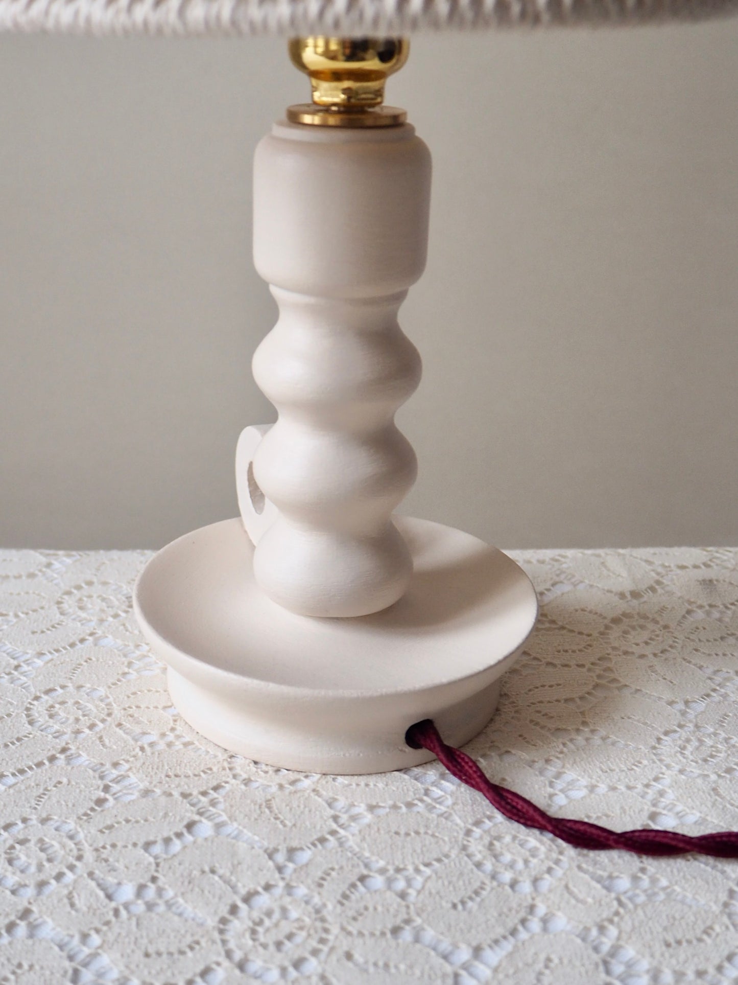 La petite lampe de chevet beige