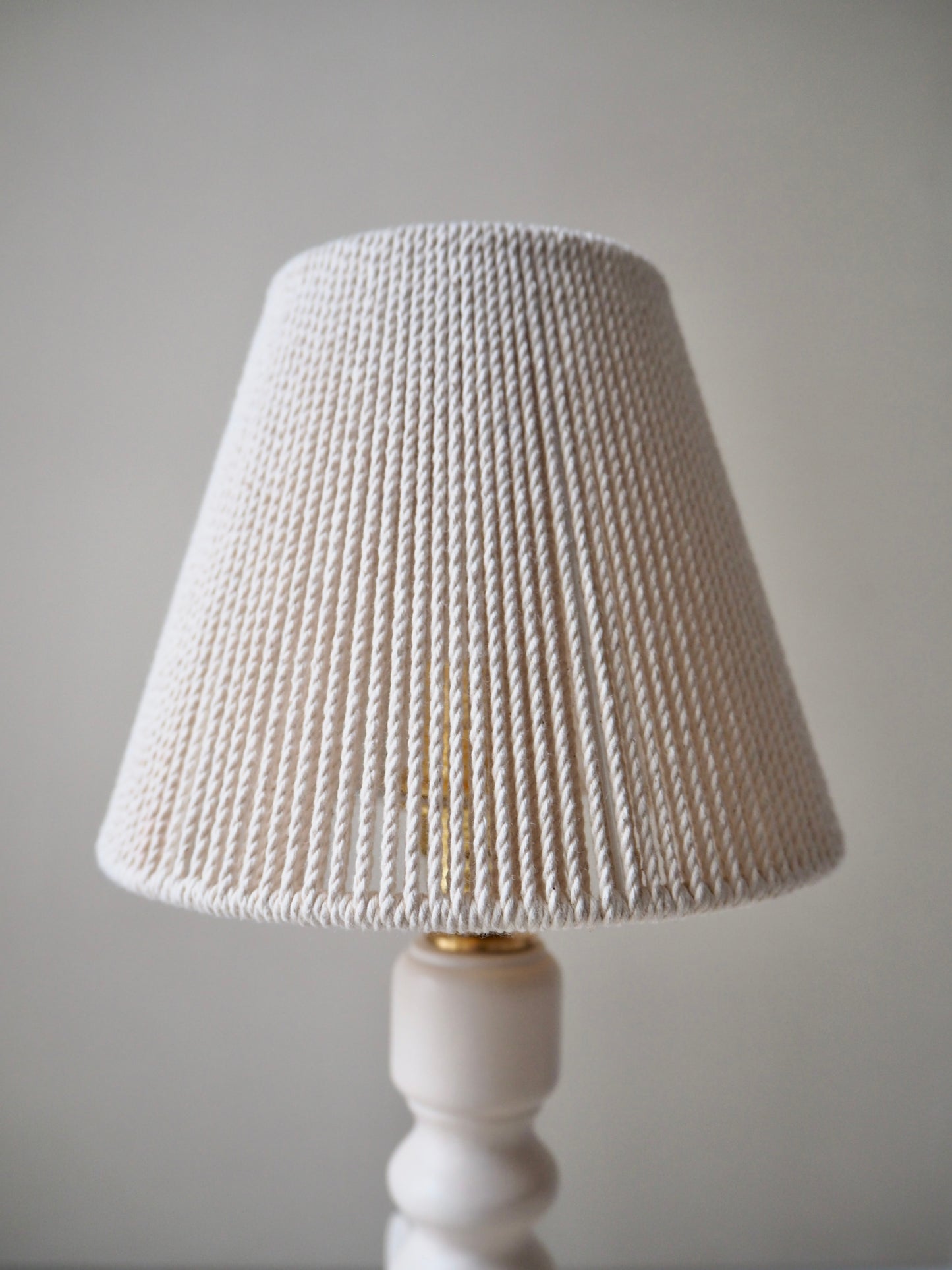 La petite lampe de chevet beige
