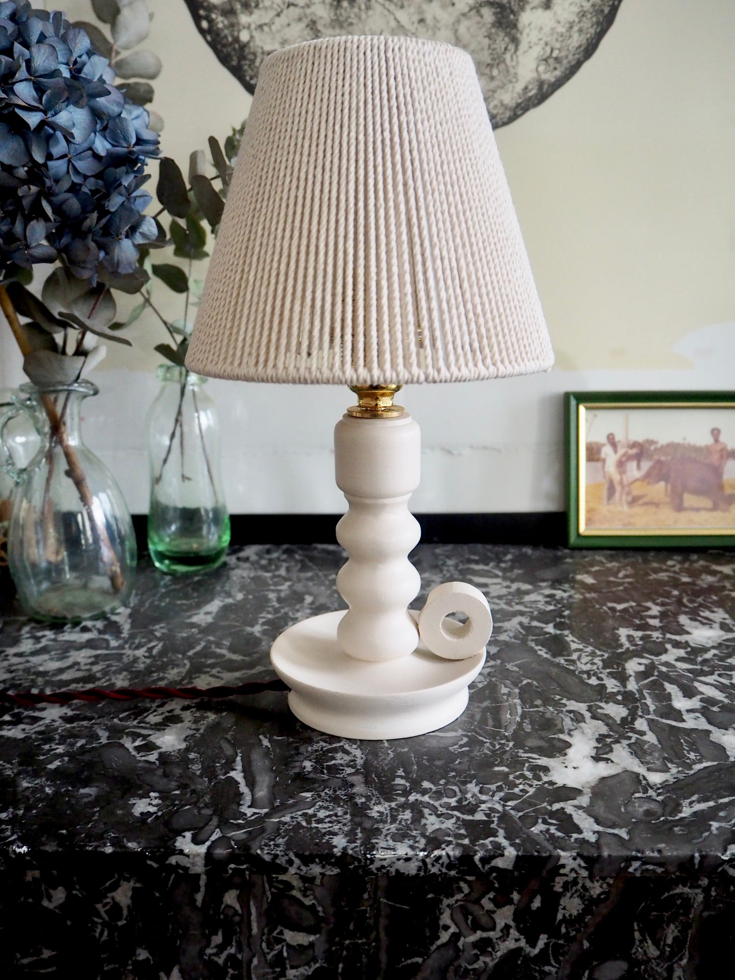 La petite lampe de chevet beige