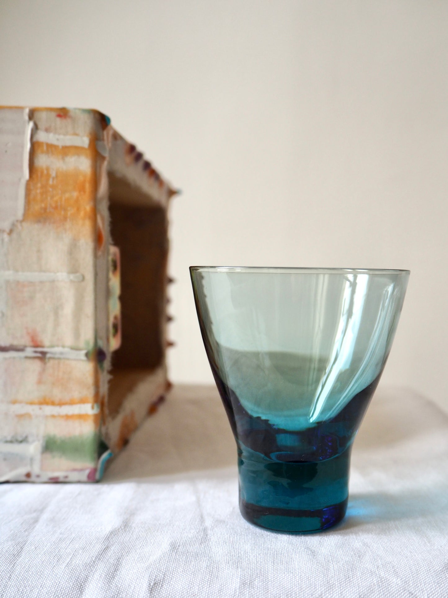 Les petits verres coniques bleus fumés