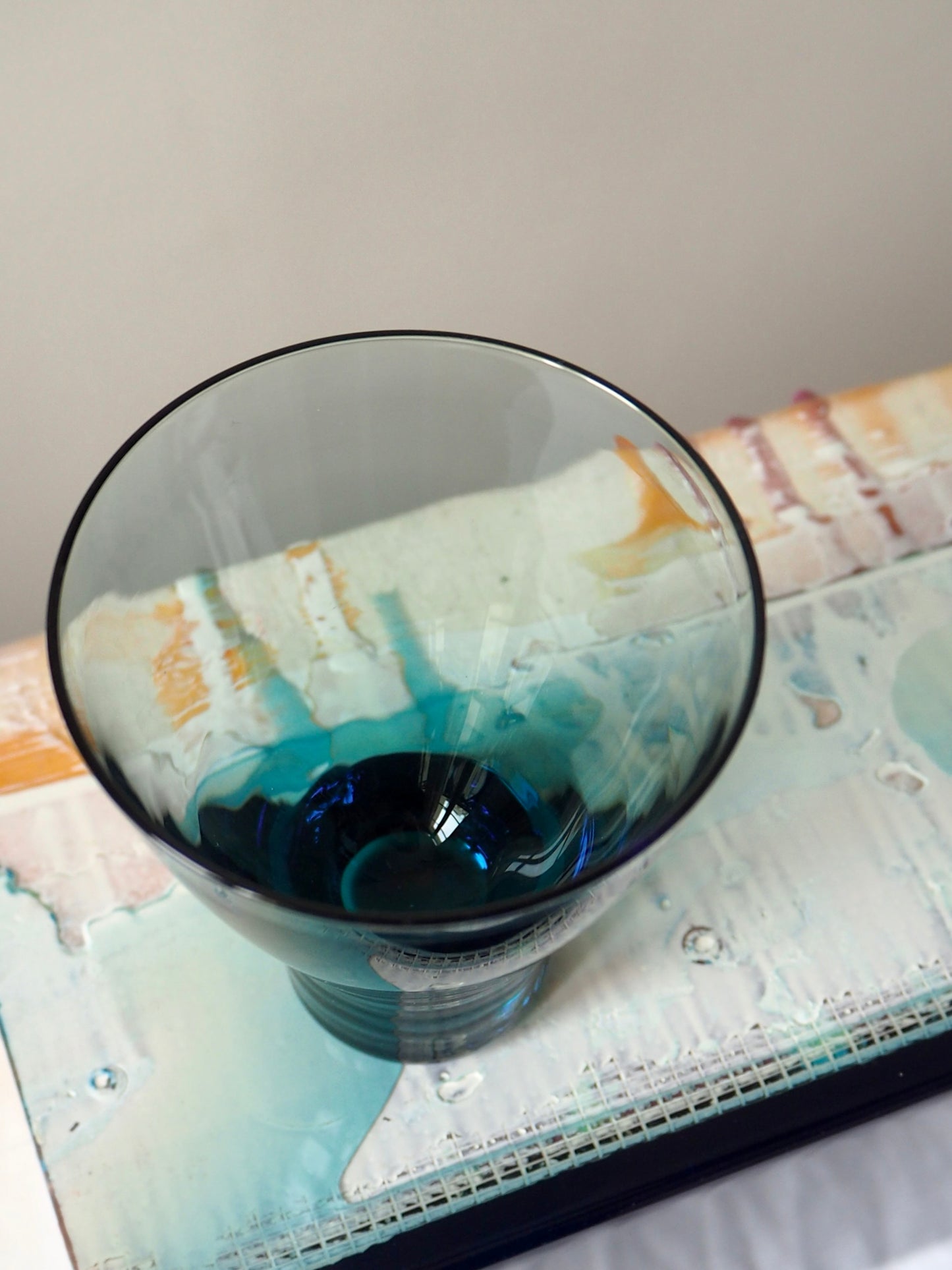 Les petits verres coniques bleus fumés