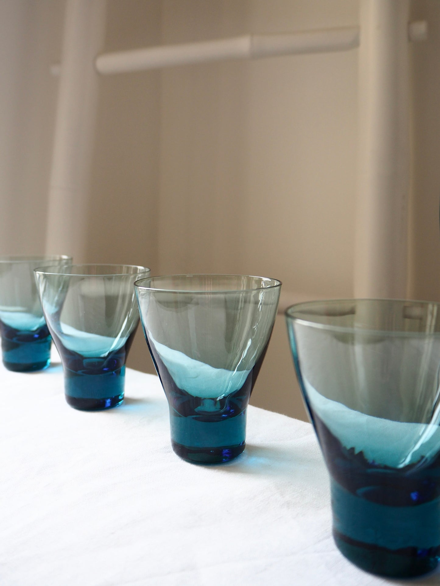 Les petits verres coniques bleus fumés
