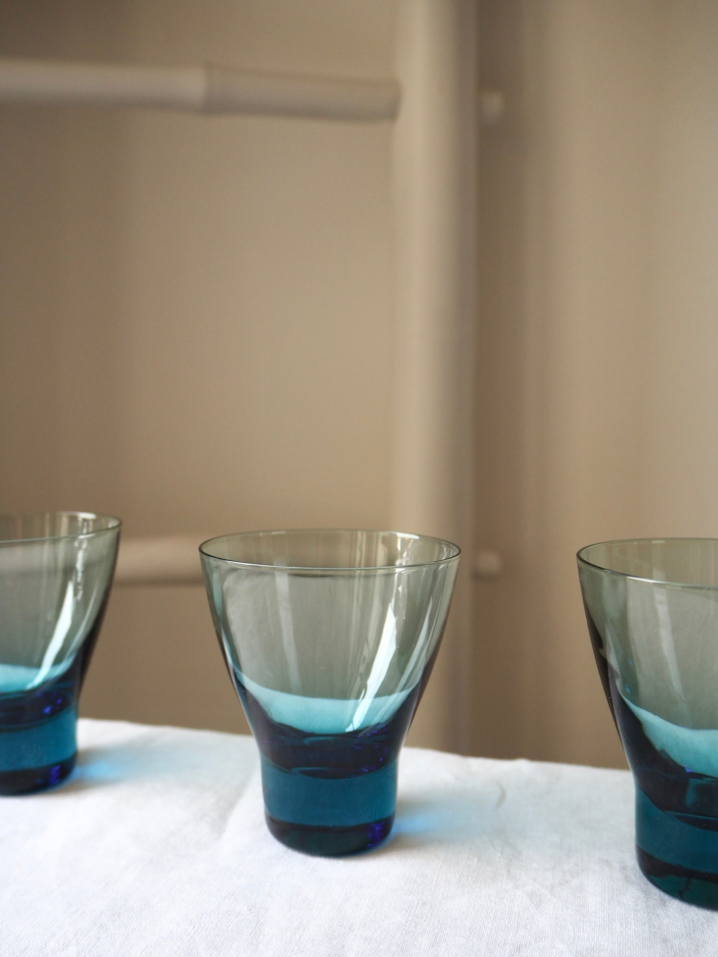 Les petits verres coniques bleus fumés