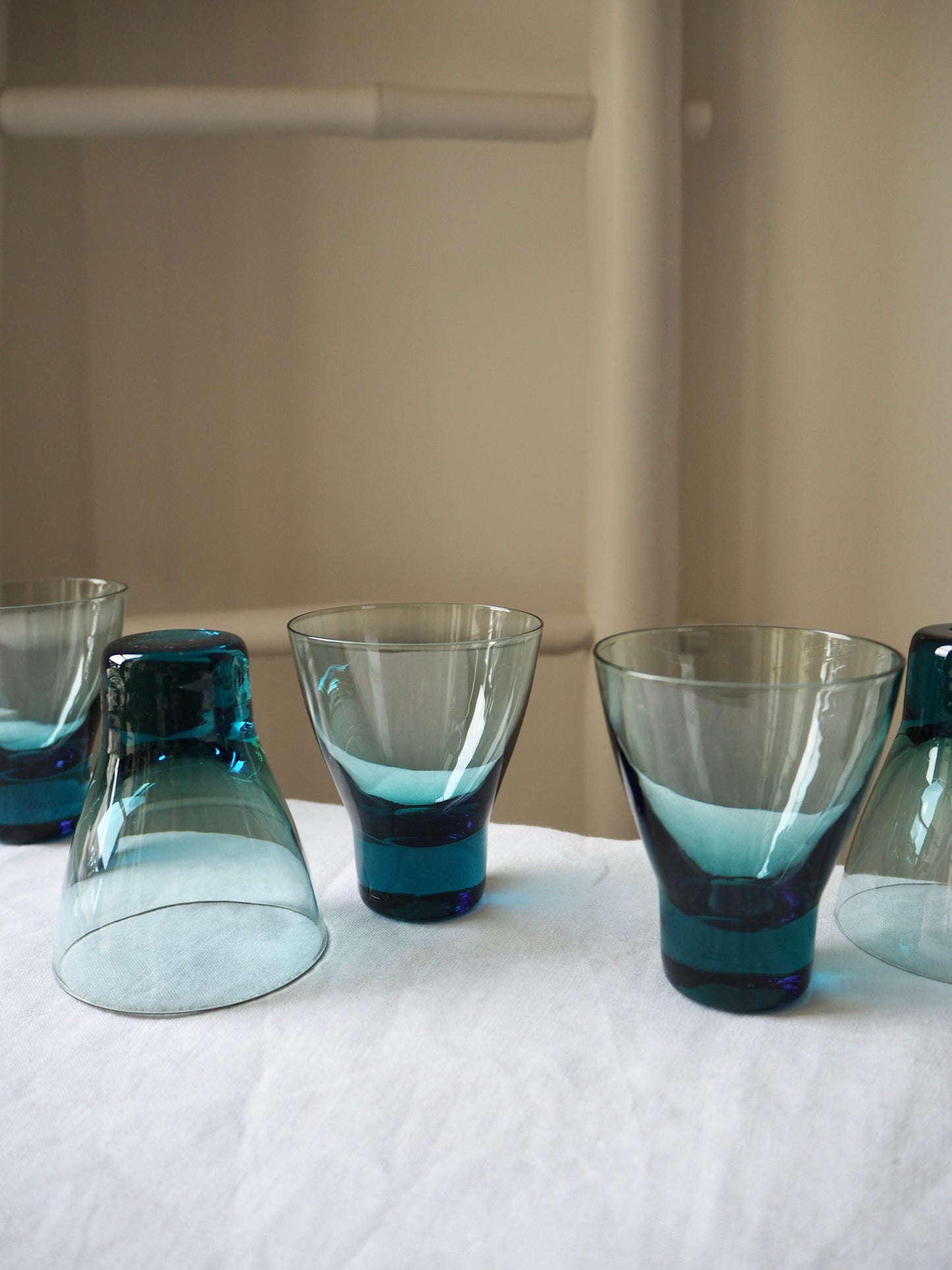 Les petits verres coniques bleus fumés