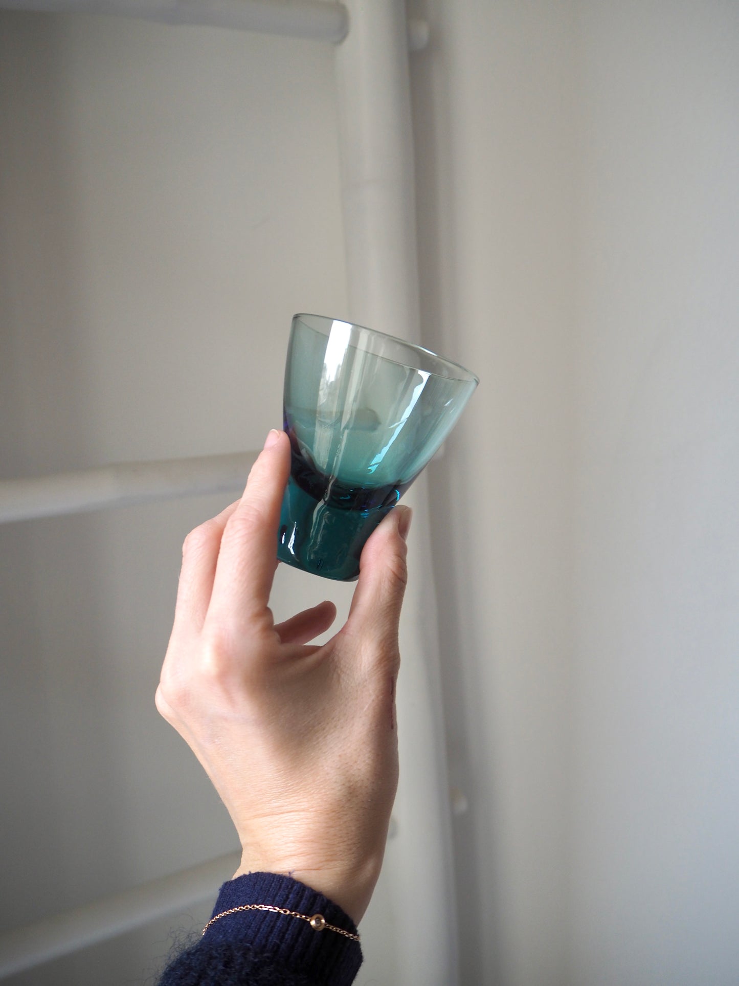 Les petits verres coniques bleus fumés