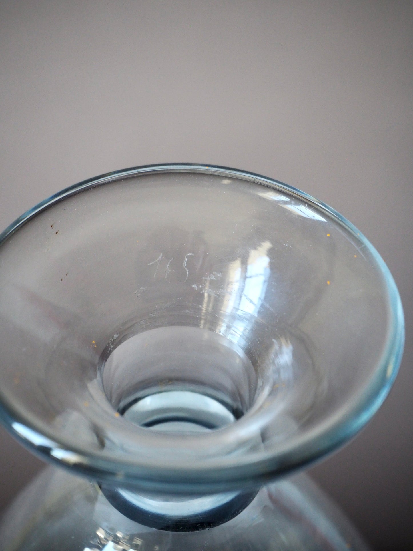 La carafe en verre soufflé
