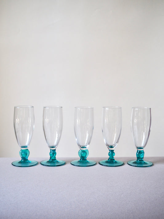 Les verres à champagnes au pied turquoise