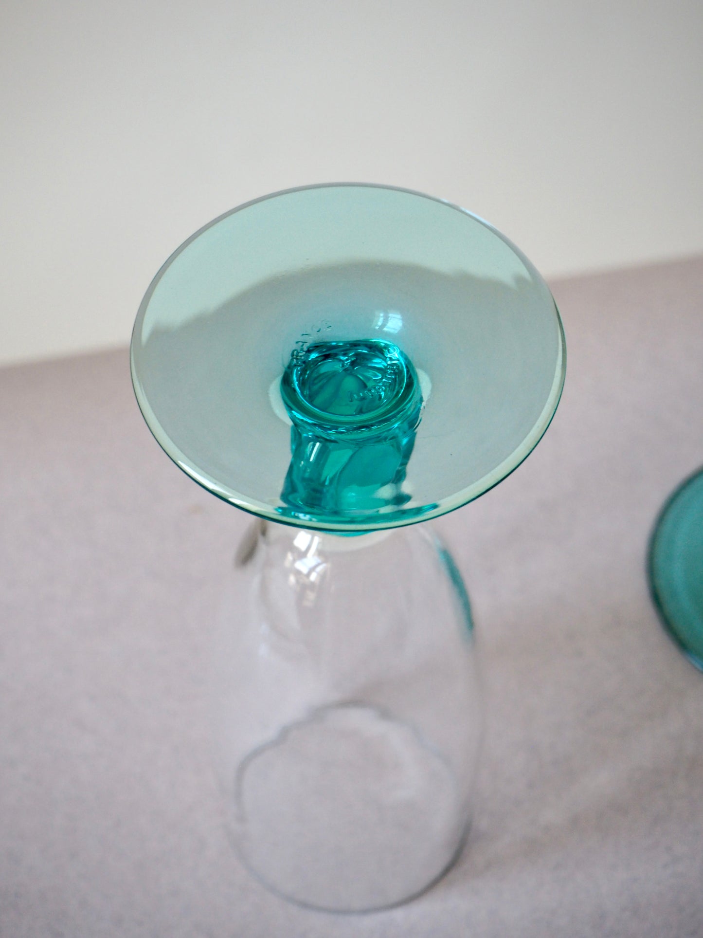 Les verres à champagnes au pied turquoise