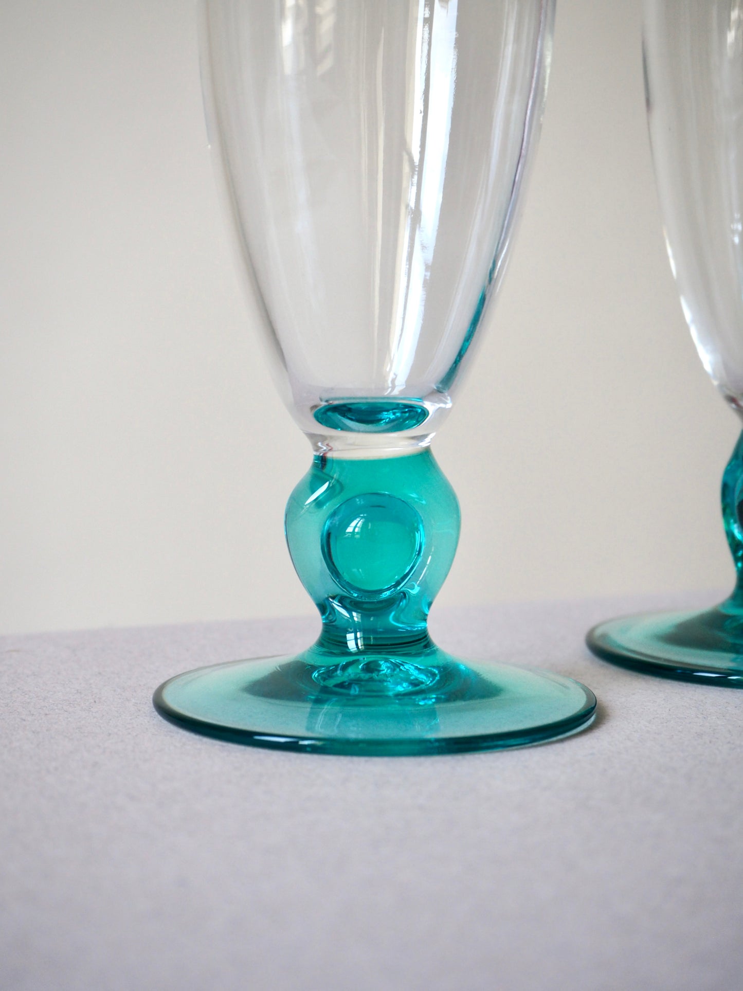 Les verres à champagnes au pied turquoise