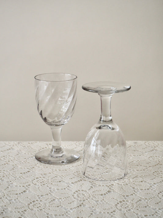 Verres à pieds anciens
