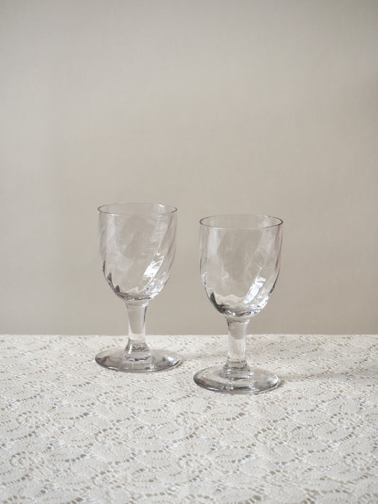Verres à pieds anciens