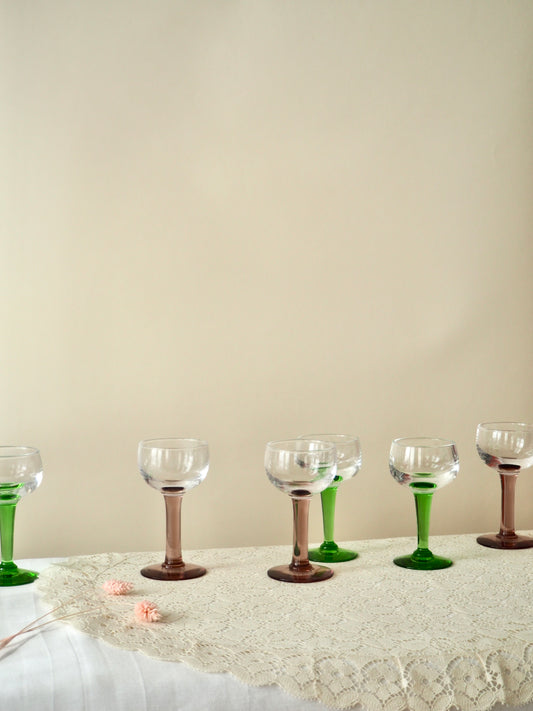 Les verres à liqueurs Verts et roses