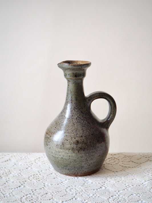 Petit pichet en grès gris moucheté