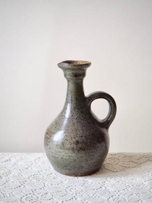 Petit pichet en grès gris moucheté