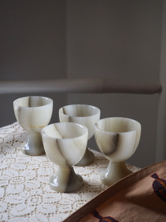 Coquetiers en albâtre