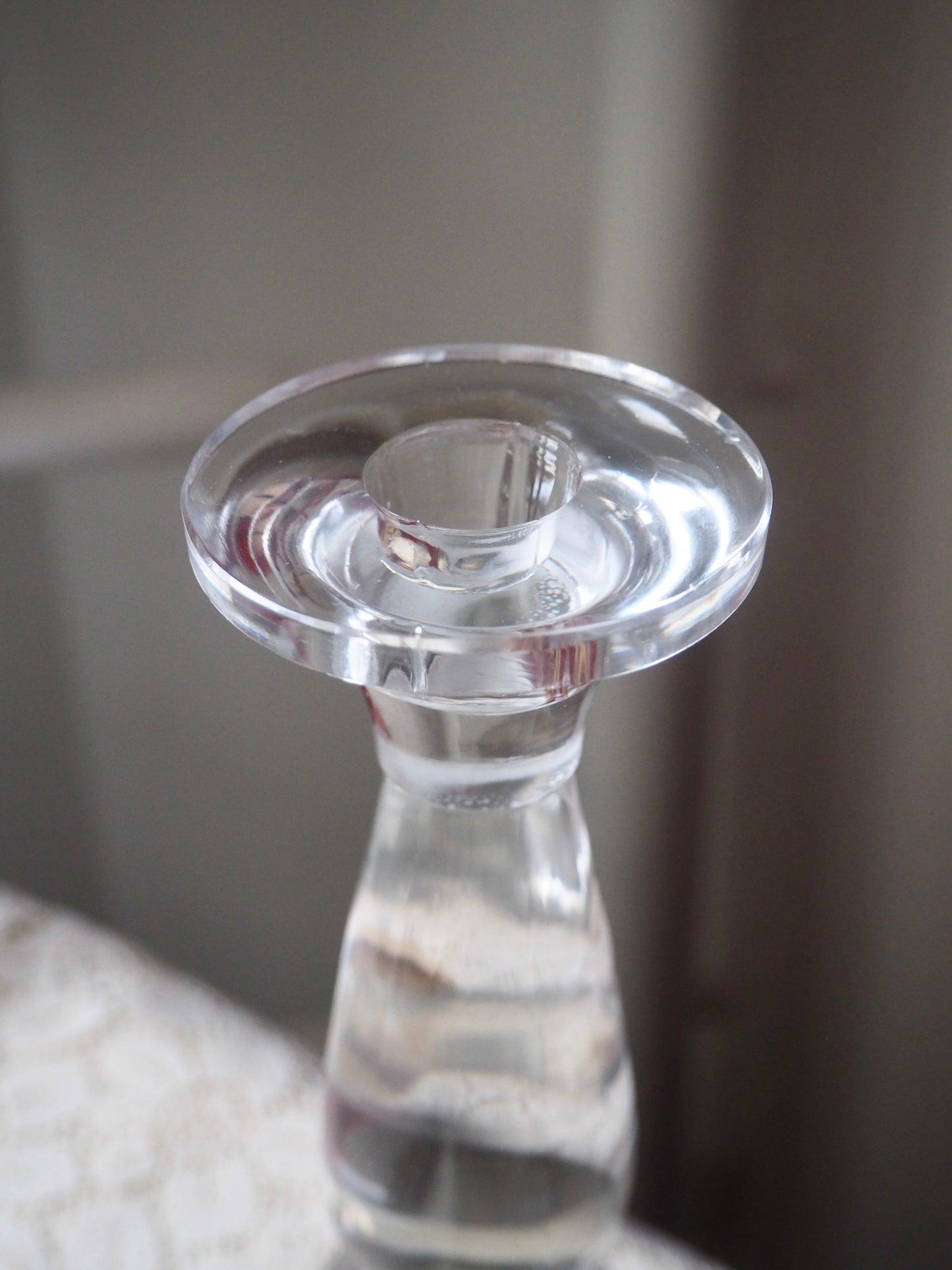 Bougeoir en verre moulé