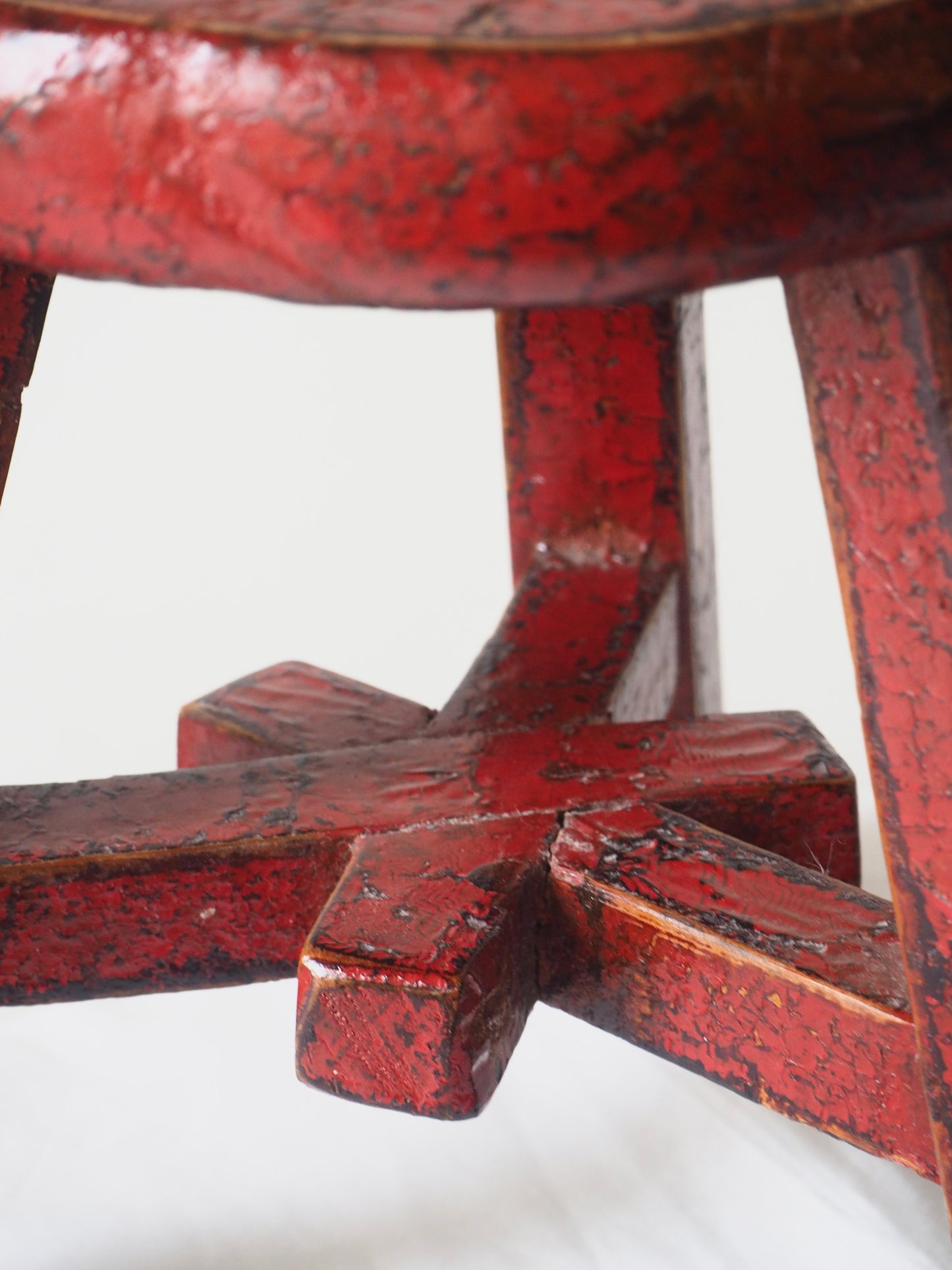 Tabouret tripode en bois